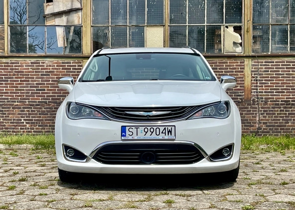 Chrysler Pacifica cena 134900 przebieg: 74800, rok produkcji 2018 z Lędziny małe 497